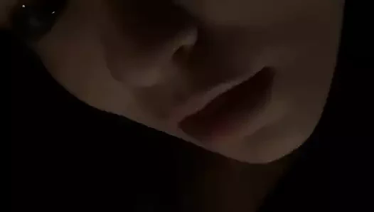 Akşam güzel nazik ev video striptiz. yakın çekim