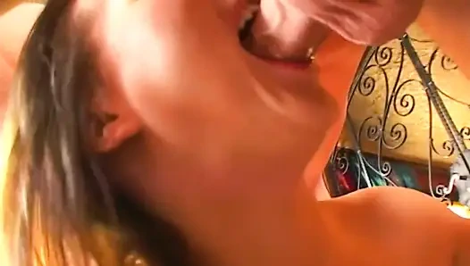 Baştan çıkarıcı esmer orta yaşlı seksi kadın çığlık atarak orgazm olmak için parmaklanıyor