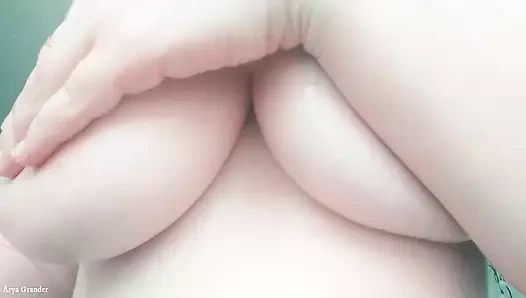 Yakın çekim göğüsler alay – doğal göğüsler (arya grander)