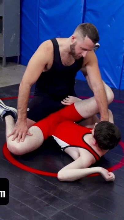 Koç Joel biri yeni güreş öğrencisi Dakota Lovell'a bazı edepsiz hareketleri öğretiyor - varsity grip | Klip 1