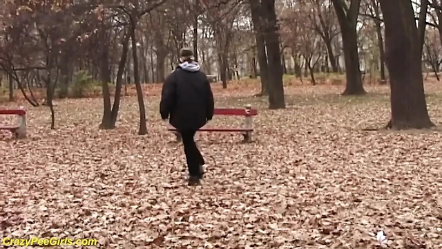 Genç kız parkta işiyor