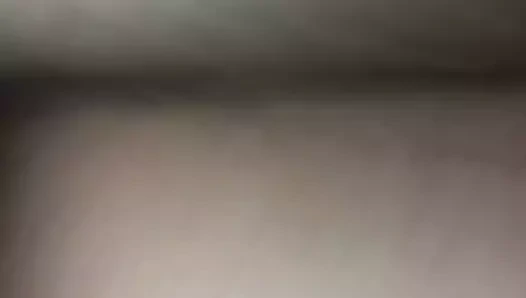 Onu yumrukladım, sonra ıslak gevşek beyaz kedide kaymış