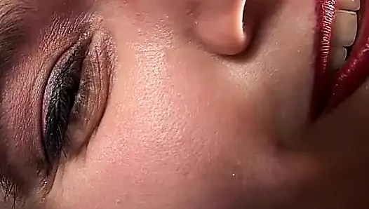 Tıknaz esmer tek başına seksin tadını çıkarıyor