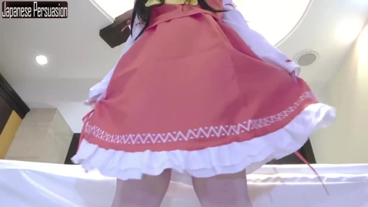 İnce aşağılayıcı tarzı cosplayer reimu tapınak kızlık rol açısını oynarken sessiz cazibesini gösteriyor1
