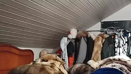 Alman adam kürk yatağında eğleniyor