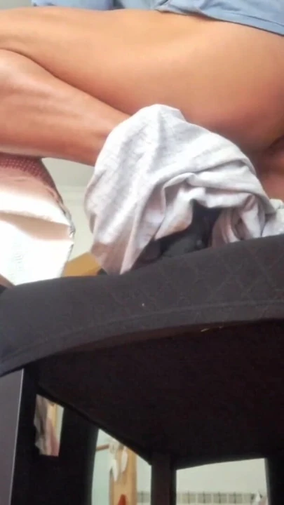 Hotsportfitboy büyük yarak solo: seksi pijama striptizi ve boşalmak için sandalye mastürbasyonu | Klip 1