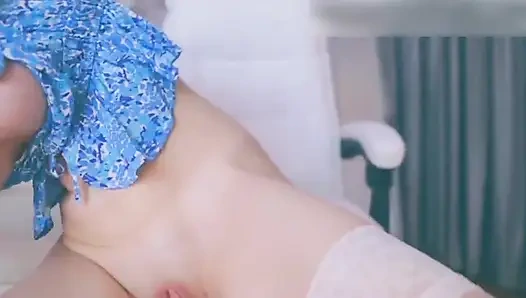 Kendi dölümü yiyorum ve amımı vibratörle sert sikiyorum