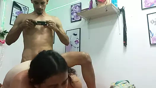 O tombul zengin kızı sikiyorum ve göğüslerini sağıyorum ve oral seks yapıyorum