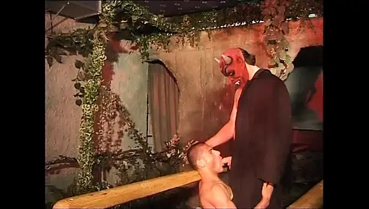 Genç eşcinsel adam klasik maskeli usta tarafından sikiliyor ağzına boşalıyor