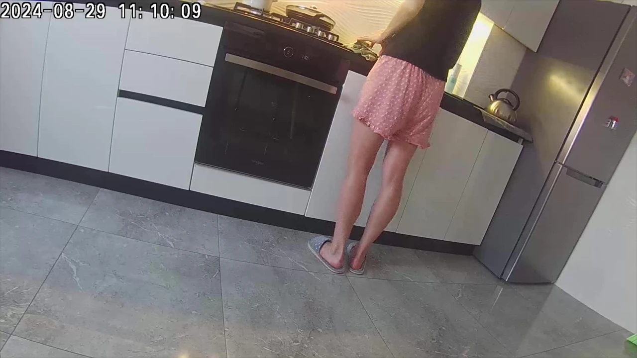 Wife fucks a neighbor in the kitchen. Real cheating