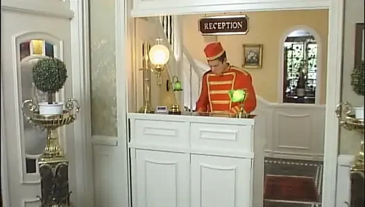 Esmer Azgın Sürtük Arkadaşının Büyük Sert Yarağını Emiyor