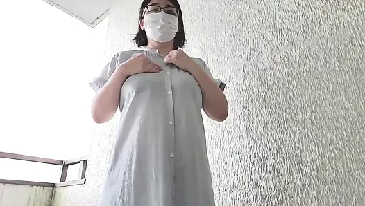 Evli bir kadın dadısı tarafından heyecanlanıyor