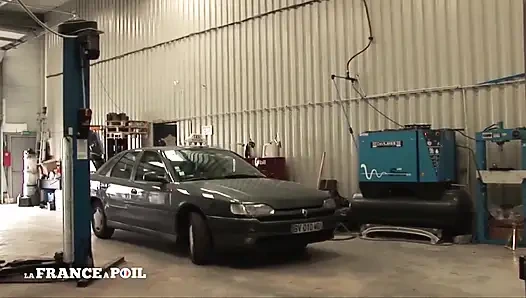 Büyük memeli dövmeli sarışın bebek taksi şoförü tarafından sikiliyor ve yüzüne boşalma