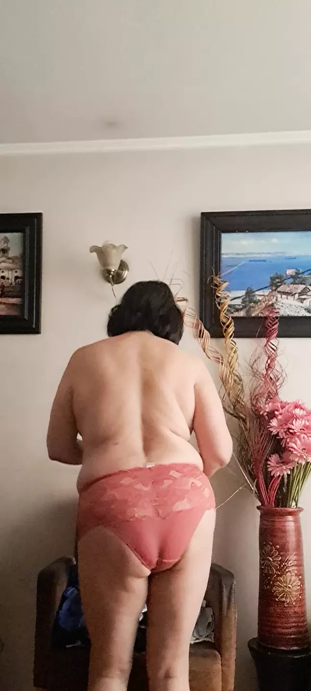 İç çamaşırıyla ortalığı topluyor ve komşu izliyor