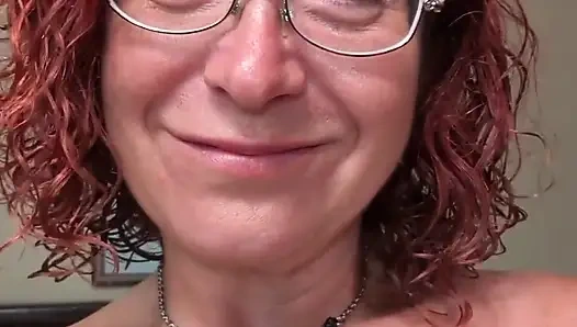 Genç erkek avcısı telefonda seks bakış açısı