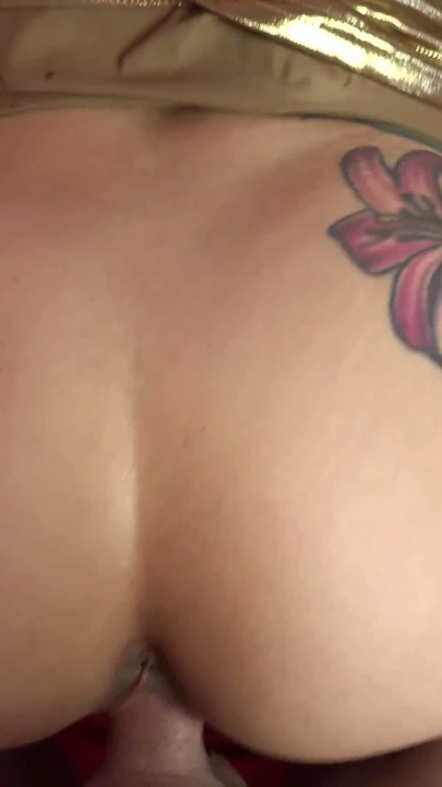Minyon orta yaşlı seksi kadın dacey belle vücut azgın bir inekle değiş tokuş yapıyor