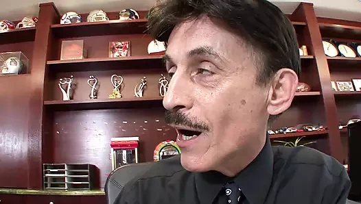 Azgın esmer kadın Brooke Foxx amını sikiyor