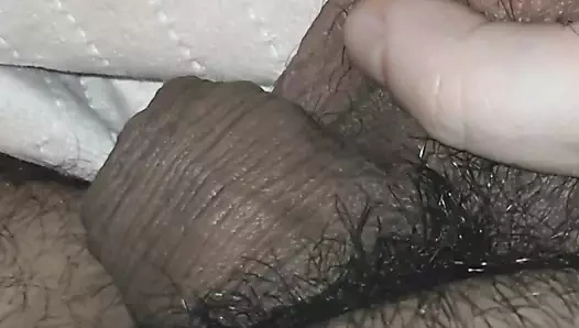 Üvey anne yatakta sert üvey oğlunun taşaklarını sıkıyor