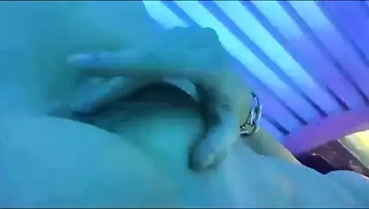 Masturbation dans une cabine UV