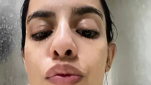 Kadın banyo yapıyor ve teşhircilik alıştırması yaparken azıyor