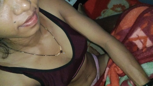 Hintli desi ateşli seksi yenge kendini sikiyor