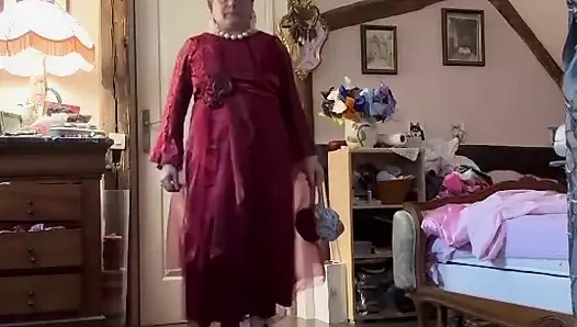 Parti için kırmızı gece elbisesi içinde giyinmiş