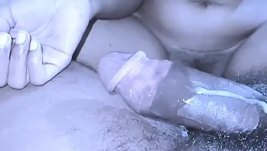 Sevimli ateşli üvey kız kardeş sakso çekiyor