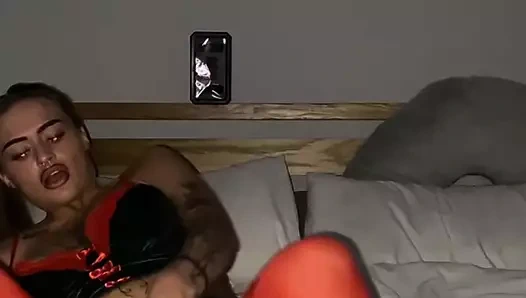 Gotik 18 yaşındaki kız üvey annelerin oyuncaklarını kullanıyor