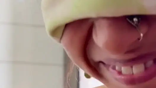 Utangaç sevimli kız