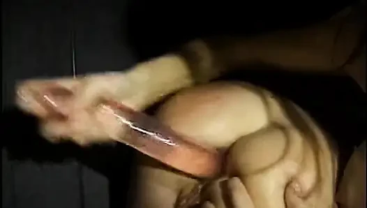 İki doyumsuz orta yaşlı seksi kadın vahşi oyuncağını paylaşıyor