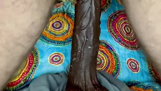 Cspot dildoya biniyor ve titrerken yüksek sesle inliyor
