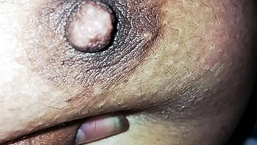 Hintli deshi ilk kez bakire kız tite göğüslerini üvey erkek kardeşiyle seks yapıyor