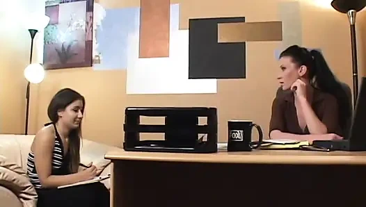 Горячие девушки-лесбиянки раздевается обнаженной и лижут киску в офисе