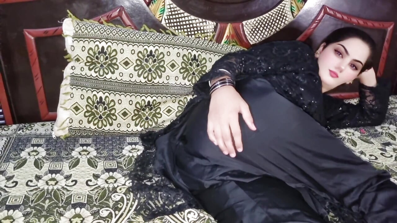 Melek kız sert yarağımı okşuyor ve ıslak amcığını gösteriyor ve sonra tam doğum günü takım elbisesiyle parçalanıyor