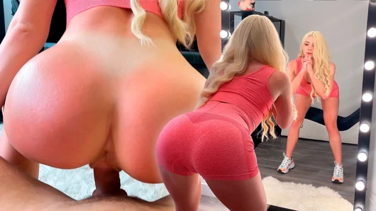 Atletik kız sakso çekiyor ve yarağa biniyor - dölleme ile sert seks