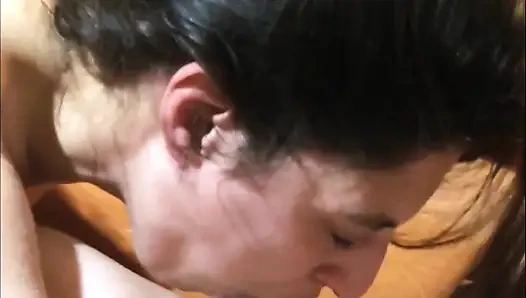 Bakış açısı gırtlağına kadar sakso gırtlağına kadar alıyor