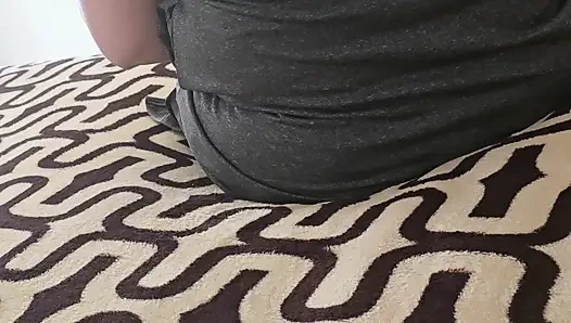 Üvey anne Hintli üvey oğlunun yanında yatakta çırılçıplak oturuyor ve yarak dışarı çıkıyor