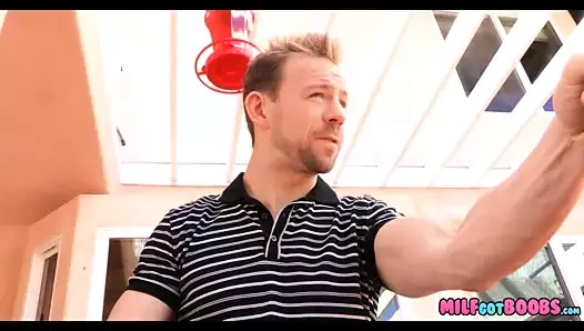 Havuz milf var dev kahrolası memeler