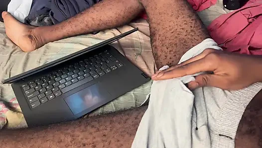 Kız arkadaşımın güzel vücudunu izlerken amcığımın tadını çıkarıyorum