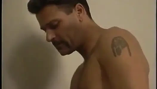 Hizmetçi kıyafeti içinde dik memeli ateşli sarışın emiyor ve iki yarak alıyor