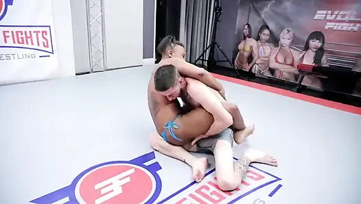 Avery Jane ve Cody Carter karışık güreş