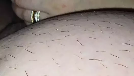 Üvey oğul üvey annesinin yatakta sikine dokunmasına izin veriyor