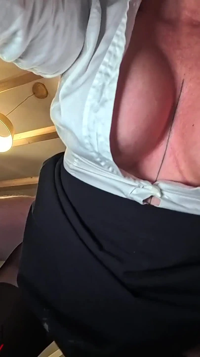 Tamamen doğal kıllı sekreter patronla kirli naylon çorapla bakış açısıyla seks yapıyor