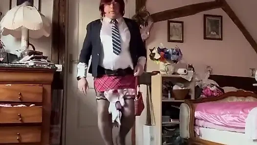 Bir akşam için yeni kısa damalı mini etekle giyiniyor