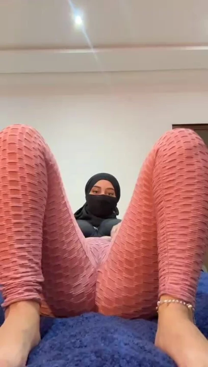 Tesettürlü Arap kız tek başına yavaş Müslüman mastürbasyonuyla inliyor ve parmak darbeleriyle zevk alıyor