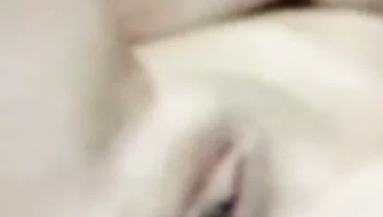 O tatlı şişmiş amını ovuyor