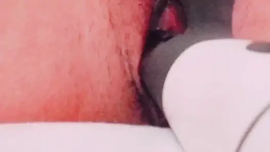 Asyalı genç kız tek başına vibratörle amını oynamayı seviyor