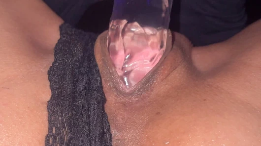 Yakın çekimde amına dildo giriyor. Gerçek bir kadın orgazmı.