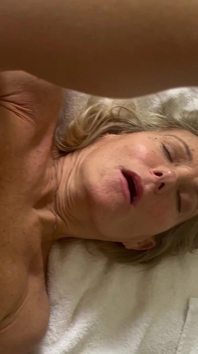 Волнующий момент из "Возбужденная жена умоляет о анальном битье"