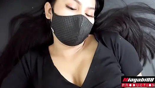 Döllenmiş sikiş seksi Taylandlı Asyalı siyah maske amını yalıyor ve sonra onu sert sikiyor